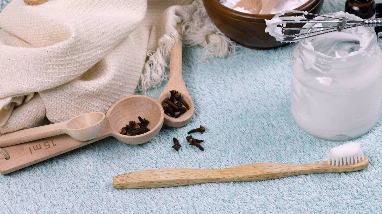 Clove toothpaste for teeth